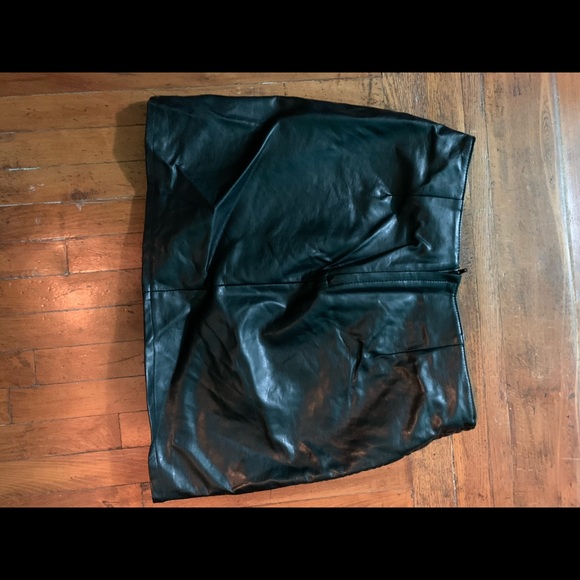 H&M skirt pleather size 10 great condition. - Picture 2 of 2